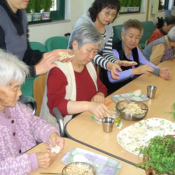 주간보호 특별프로그램 - 만두만들기 이미지