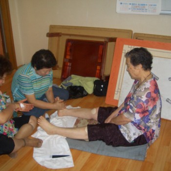 노인자원봉사대 발마사지단 활동 이미지